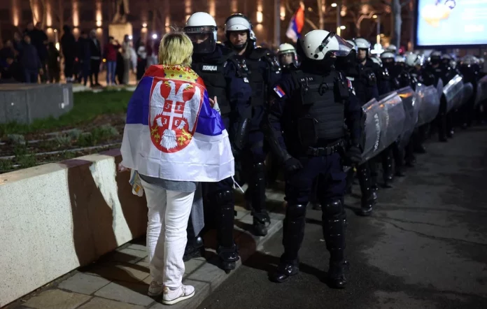 Βελιγράδι: Απόκοσμα βίντεο δείχνουν το πλήθος να πανικοβάλλεται χωρίς προφανή λόγο – «Δεν χρησιμοποιήσαμε ηχητικά όπλα», λέει η κυβέρνηση