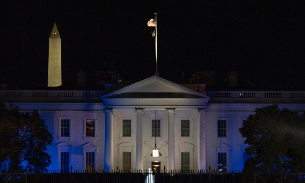 Lefkos-Oikos-(nyxta)-(ap)