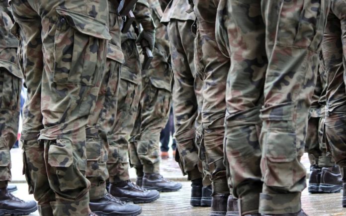 H Ευρώπη στα όπλα, ακόμη και οι γυναίκες στα χακί
