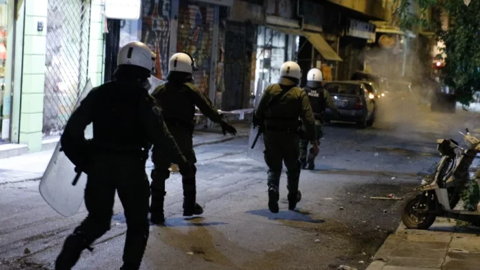 Εξάρχεια: Ομάδα 50 κουκουλοφόρων επιτέθηκε σε διμοιρία των ΜΑΤ – Τραυματίστηκε αστυνομικός, συνελήφθη 24χρονος