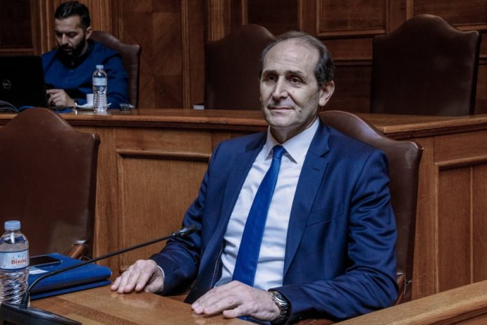 Μασάζ Μητσοτάκη σε δυσαρεστημένους βουλευτές με «νέο» ανασχηματισμό