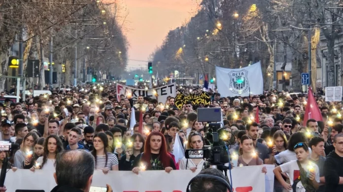 Φοιτητές και μαθητές πλημμύρισαν το Βελιγράδι – Διαδήλωση συμπαράστασης στους δημοσιογράφους της δημόσιας τηλεόρασης