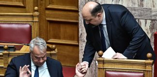 Βουλή-Τέμπη: Θύελλα με την κυβερνητική τακτική – Υπερψηφίζει την προανακριτική, αθωώνει a priori τον Τριαντόπουλο (LIVE)