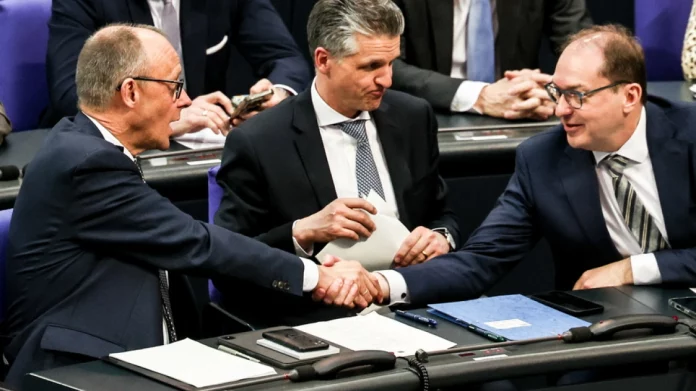 Ιστορική απόφαση στη Γερμανία – Τέλος στο «φρένο χρέους», εγκρίθηκε πακέτο 500 δισ. για την πολεμική βιομηχανία