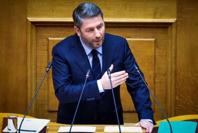 ΠΑΣΟΚ: Προσπάθεια αποκλιμάκωσης της έντασης μετά από ένα τριήμερο δημόσιων αντεγκλήσεων