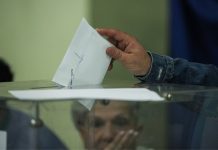 MRB: 6 στους 10 υπέρ των πρόωρων εκλογών, έγκλημα και συγκάλυψη «βλέπουν» οι πολίτες για τα Τέμπη