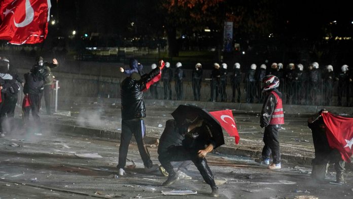 Στους δρόμους ξανά οι Τούρκοι για τον Ιμάμογλου, παρά το όργιο καταστολής: Νέα επεισόδια στην Κωνσταντινούπολη (Photos/Video)