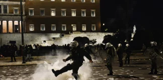 Η ανακοίνωση της ΕΛΑΣ για τα επεισόδια στο Σύνταγμα: 30 προσαγωγές, επτά συλλήψεις και τρεις αστυνομικοί τραυματίες