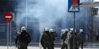 Θεσσαλονίκη: Προσήγαγαν σε διαδήλωση για τα Τέμπη πολυτραυματία του δυστυχήματος – “Όταν τους το είπα ο αστυνομικός…χαμογέλασε”