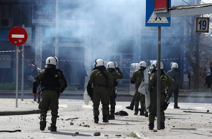 Θεσσαλονίκη: Προσήγαγαν σε διαδήλωση για τα Τέμπη πολυτραυματία του δυστυχήματος – “Όταν τους το είπα ο αστυνομικός…χαμογέλασε”