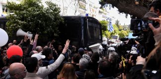 Ένταση και χημικά στην πορεία των εκπαιδευτικών έξω από το Μαξίμου – (ΦΩΤΟ)