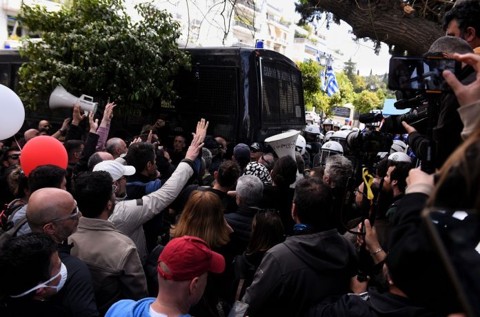 Ένταση και χημικά στην πορεία των εκπαιδευτικών έξω από το Μαξίμου – (ΦΩΤΟ)