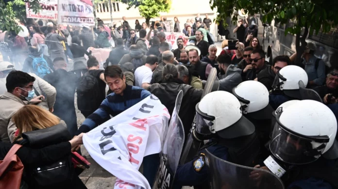 Επεισόδια στην πορεία των εκπαιδευτικών