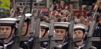 «Άγνοια» δηλώνουν ΥΠΕΘΑ & ΓΕΝ για τα συνθήματα στην παρέλαση – Ενόχληση Ν.Δένδια – Καμία «έρευνα» όμως