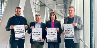 Πλακάτ για τα Τέμπη από τους ευρωβουλευτές του ΣΥΡΙΖΑ μέσα στην ευρωβουλή