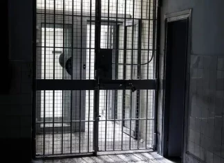 Στη φυλακή 45χρονος που προσπάθησε να πατήσει ζευγάρι με το αυτοκίνητο του για οφειλή 200 ευρώ