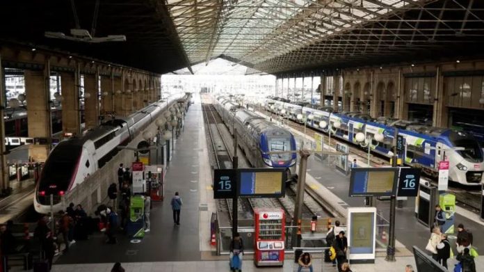Γαλλία: Διακοπή δρομολογίων τρένων στο Παρίσι λόγω βόμβας του Β΄ Παγκοσμίου Πολέμου που βρέθηκε στις γραμμές