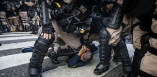 Μπουένος Άιρες: Η στιγμή που δακρυγόνο «βρίσκει» στο κεφάλι φωτορεπόρτερ – Βρίσκεται σε κώμα