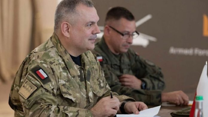 Αρχηγός Γενικού Επιτελείου της Πολωνίας: «Η Ευρώπη ετοιμάζει στρατιωτική επιχείρηση στην Ουκρανία»