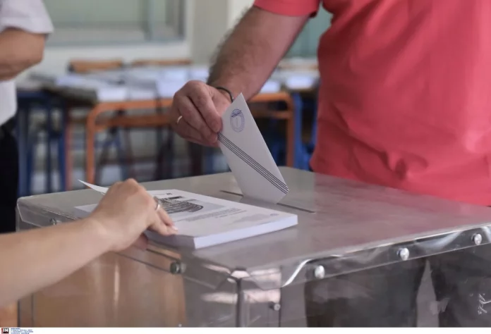 Το σενάριο εκλογικού αιφνιδιασμού, η επιστράτευση ινφλουένσερς και το «φάντασμα» του Σαμαρά