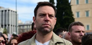 Επίθεση Κασσελάκη στον Μητσοτάκη: «Εξακολουθεί να συγκαλύπτει το έγκλημα των Τεμπών – Οφείλει να παραιτηθεί»