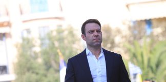 Βραχυκύκλωμα στο αεροπλάνο που μετέφερε τον Κασσελάκη από το Παρίσι – Έκανε αναγκαστική προσγείωση στη Βενετία