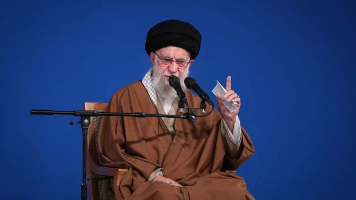 Ο ανώτατος ηγέτης του Ιράν Χαμενεΐ υπόσχεται «σθεναρά αντίποινα» αν η χώρα του δεχθεί επίθεση