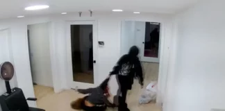 Μέριλαντ: Χαμός σε κομμωτήριο – Κομμώτρια έσυρε από τα μαλλιά 15χρονη γιατί νόμιζε ότι δεν θα την πλήρωνε