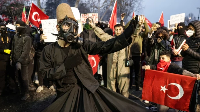 Κομισιόν: Η σύλληψη του Ιμάμογλου εγείρει ερωτήματα για την πρόσδεση της Τουρκίας στη δημοκρατική της παράδοση