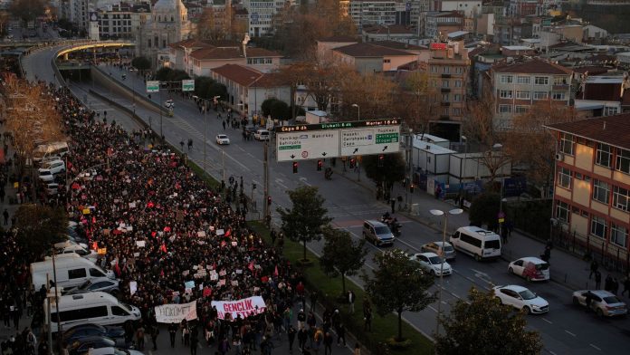 «Καζάνι που βράζει» η Τουρκία: Χιλιάδες στους δρόμους για τον Ιμάμογλου (Photos/ Video)