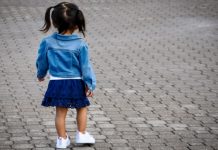 Θεσσαλονίκη: Περαστικοί βρήκαν 7χρονη να περιφέρεται μόνη της στο κέντρο – Χειροπέδες στον πατέρα της