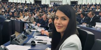 Νέα γκάφα από Λατινοπούλου για τα Τέμπη: Το παραλήρημά της από το βήμα της ευρωβουλής και η διακοπή του από τη Μέτσολα