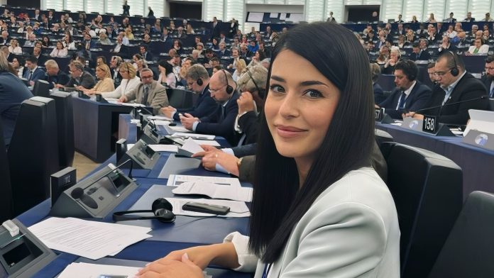 Νέα γκάφα από Λατινοπούλου για τα Τέμπη: Το παραλήρημά της από το βήμα της ευρωβουλής και η διακοπή του από τη Μέτσολα
