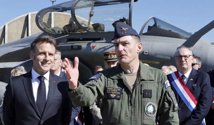 Ο Μακρόν επαναλειτουργεί πυρηνική αεροπορική βάση – Θα φιλοξενεί μοίρες Rafale