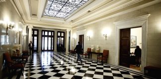 Συνεχίζει απτόητος τα χτυπήματα κάτω από τη ζώνη