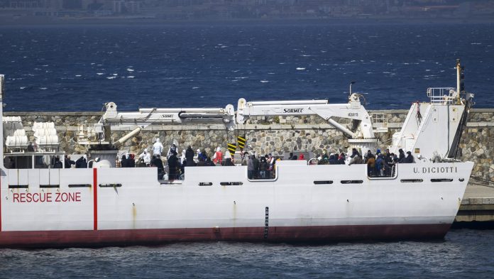 Απόφαση-σταθμός στην Ιταλία: Δικαστήριο διέταξε αποζημίωση σε μετανάστες γιατί ο Σαλβίνι καθυστερούσε την αποβίβασή τους