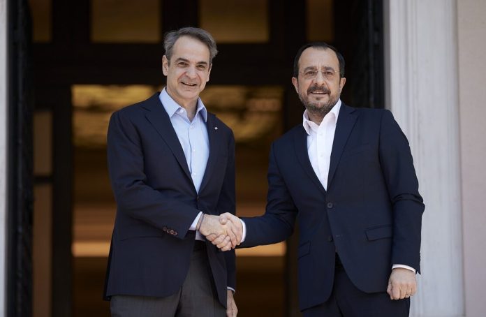 Συνάντηση Μητσοτάκη- Χριστοδουλίδη: “Η Ελλάδα θα στηρίξει τις προσπάθειες της Κύπρου για δίκαιη και βιώσιμη λύση”