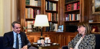 Μητσοτάκης – Σακελλαροπούλου: Η αμηχανία του αποχαιρετισμού