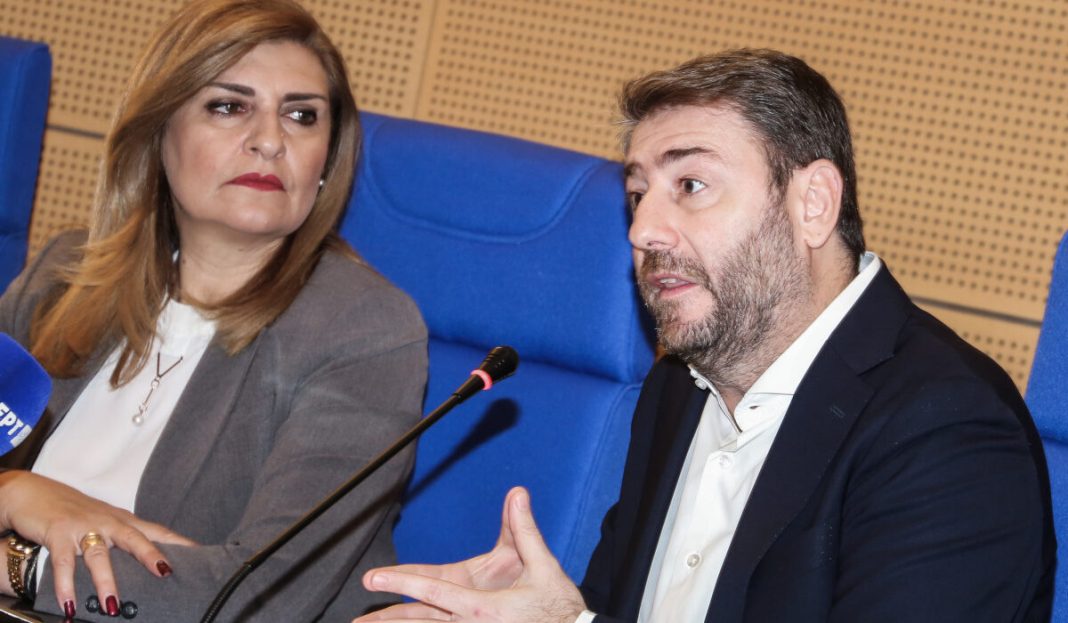 ΣΥΝΑΝΤΗΣΗ ΤΟΥ ΠΡΟΕΔΡΟΥ ΤΟΥ ΠΑΣΟΚ-ΚΙΝΗΜΑΤΟΣ ΑΛΛΑΓΗΣ ΝΙΚΟΥ ΑΝΔΡΟΥΛΑΚΗ ΜΕ ΠΑΡΑΓΩΓΙΚΟΥΣ ΦΟΡΕΙΣ ΣΤΗΝ ΛΑΡΙΣΑ(ΛΕΩΝΙΔΑΣ ΤΖΕΚΑΣ/EUROKINISSI)