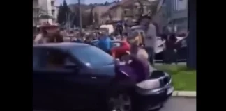 Σερβία: Αυτοκίνητο έπεσε πάνω σε διαδηλωτές στο Βελιγράδι, τρία άτομα τραυματίστηκαν