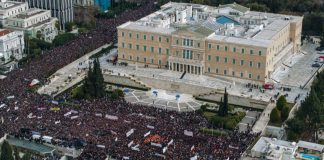 Η κυβέρνηση ξεπέρασε ένα σκόπελο, η πολιτική κρίση παραμένει