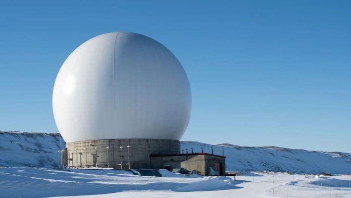 Pituffik Space Base: Η «αναντικατάστατη» άγνωστη αμερικανική βάση στη Γροιλανδία που επιμένει να επισκεφθεί ο Βανς