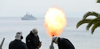 Επίδειξη ισχύος και υποκρισίας από ΥΕΘΑ και ΓΕΝ για τα συνθήματα της ΣΜΥΝ στην παρέλαση