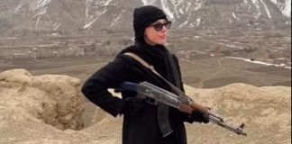 Πορνοστάρ φωτογραφήθηκε με καλάνσικοφ στο Αφγανιστάν – Αντιδράσεις για τους Ταλιμπάν που χρησιμοποιούν influencers