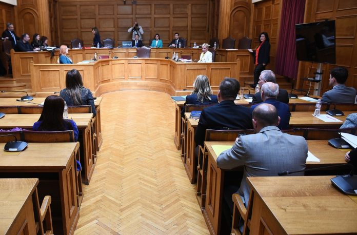 Προανακριτική για τα Τέμπη: Καταψηφίστηκε η πρόταση της αντιπολίτευσης να καλυφθεί τηλεοπτικά η συνεδρίαση
