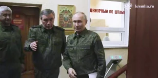 Με στολή παραλλαγής ο Πούτιν στο Κουρσκ μία ημέρα μετά τη συμφωνία ΗΠΑ – Κιέβου για εκεχειρία: «Περικυκλωμένες οι ουκρανικές δυνάμεις»