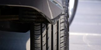 Πειραιάς: Αυτοκίνητο μπούκαρε σε κατάστημα – Πήγε να ξεπαρκάρει και έπεσε στη τζαμαρία (φωτο)