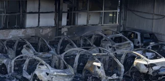 Φωτιά σε αντιπροσωπεία των Tesla στη Ρώμη – Καταστράφηκαν 17 οχήματα