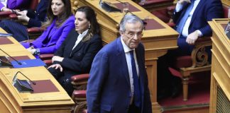 Πρόταση δυσπιστίας: Βαρύ το κλίμα για την κυβέρνηση εντός και εκτός Βουλής – «Καρφιά» Σαμαρά στην Ολομέλεια