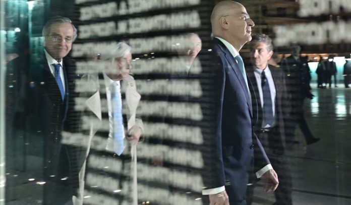 Ο Σαμαράς παίρνει αποστάσεις από τον Δένδια